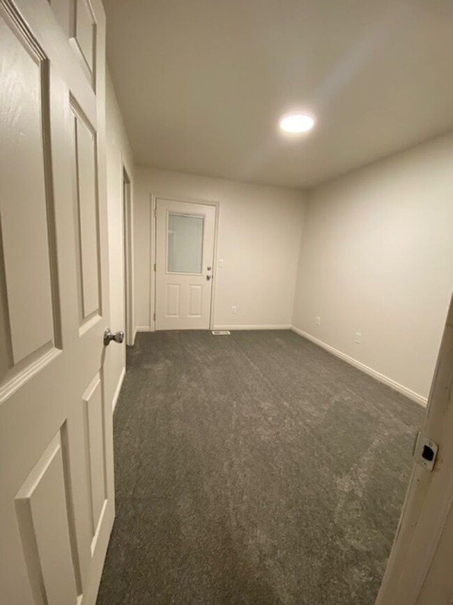 Building Photo - REMODELED 3 BEDROOM TOWNHOME