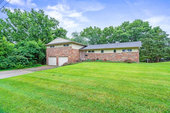 Building Photo - 820 S Fairview Rd