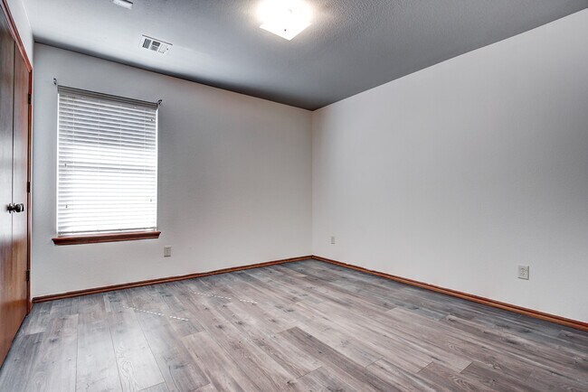Building Photo - 517 Lone Oak Dr