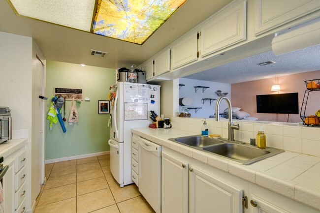 Building Photo - Cute and Cozy 2-bedroom 2-bathroom Townhom...