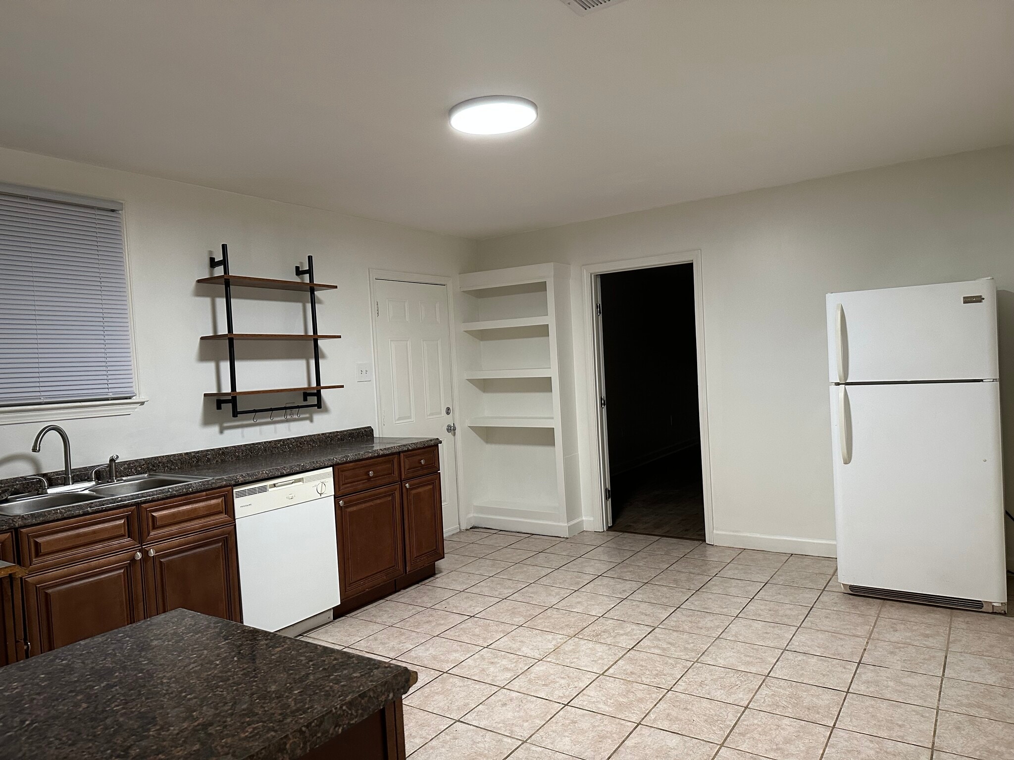 Kitchen - 5017 Oak Dr