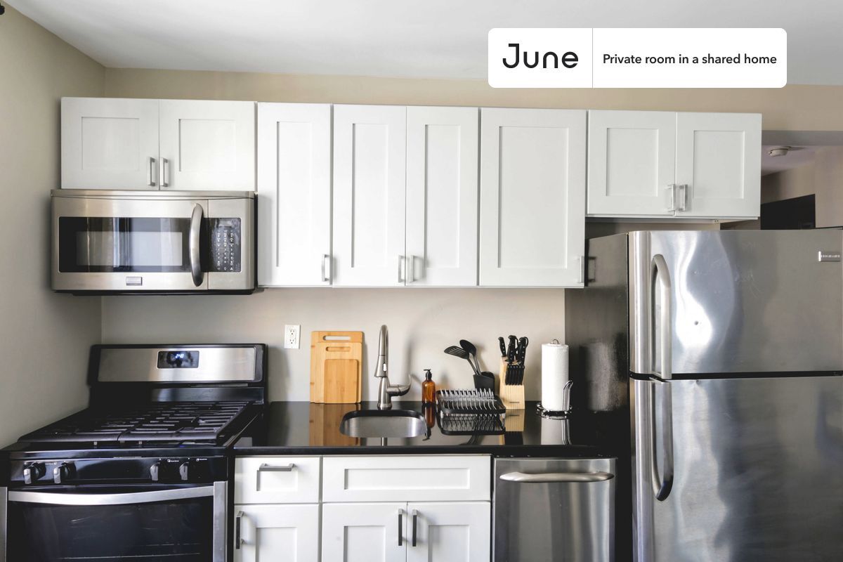 Building Photo - Room in Shared 3 bed/1 bath home