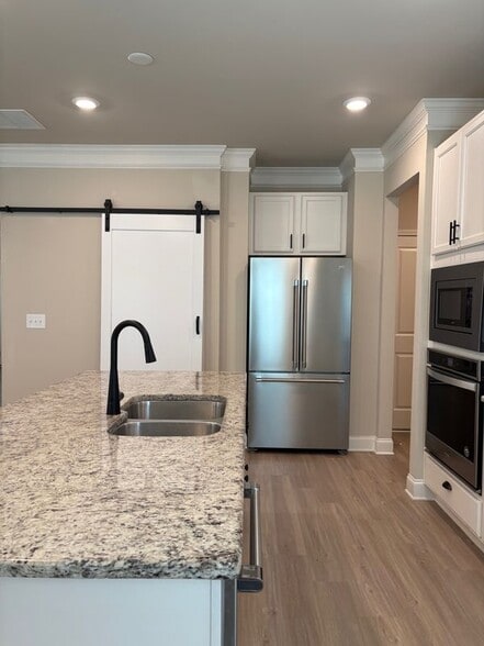 Building Photo - 18 Dorothy Ln