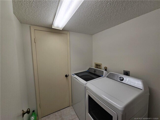 Building Photo - 316 NE Edgewater Dr