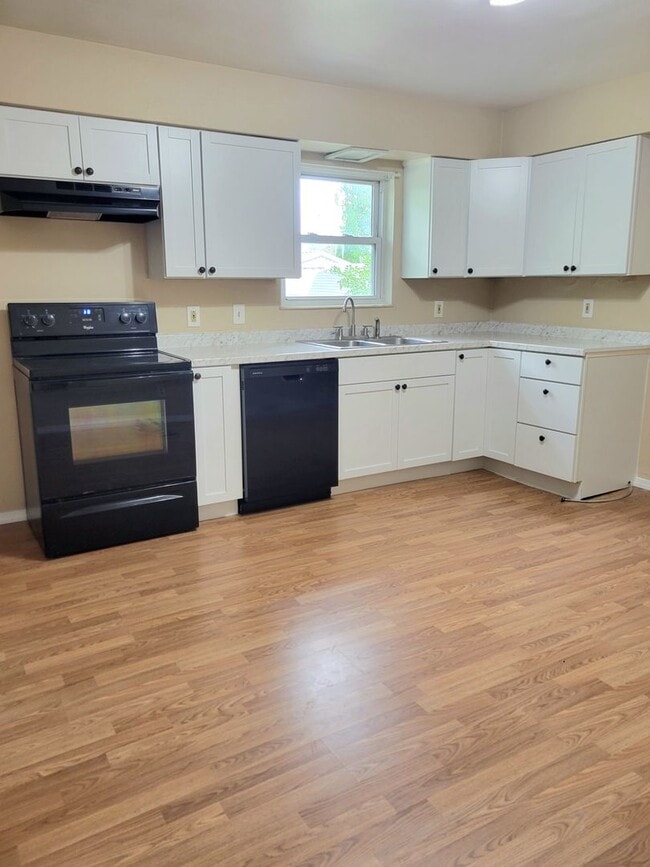 Building Photo - Renovated and Ready to Rent...7 Bradley, P...