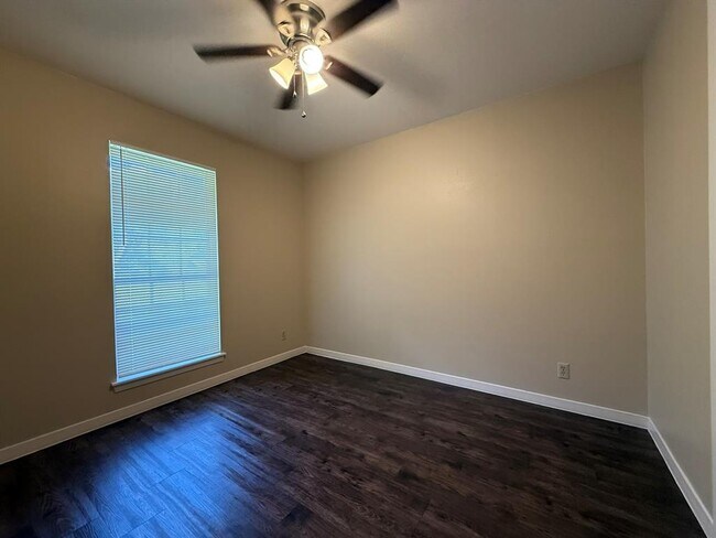 Building Photo - 5906 Mountainclimb Dr