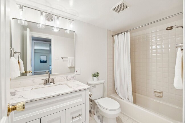 Building Photo - Incredible 2-Bedroom & 2-Bathroom in Pentagon City!