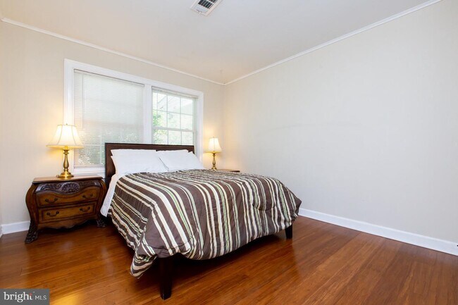 Building Photo - 303 Lincoln Ave