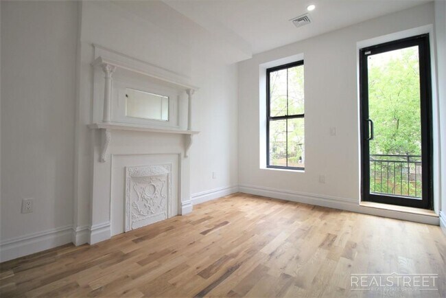 Building Photo - Charming Brand New 2.5 Bed 2 Bath with Ter...