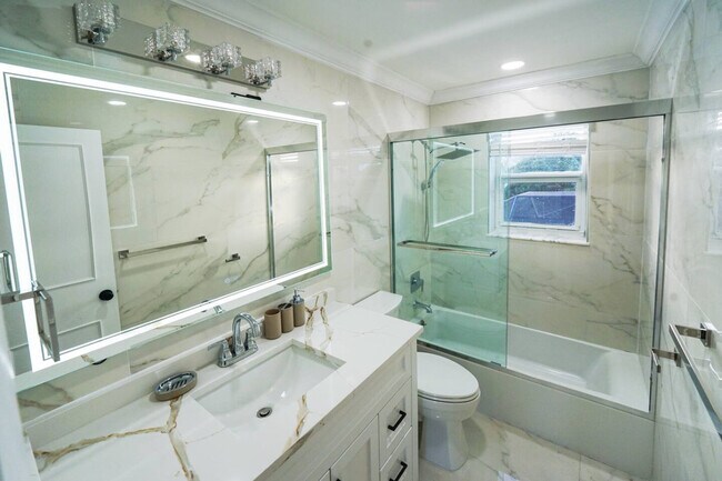 Building Photo - 651 NW 42nd Ave