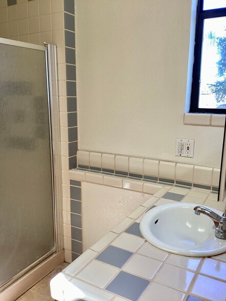 Master bathroom - 681 37th Ave