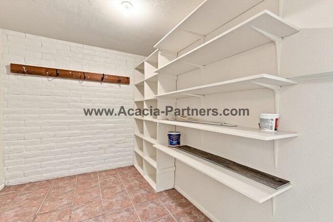 Building Photo - Spacious Three Bedroom/Three Bath Townhome