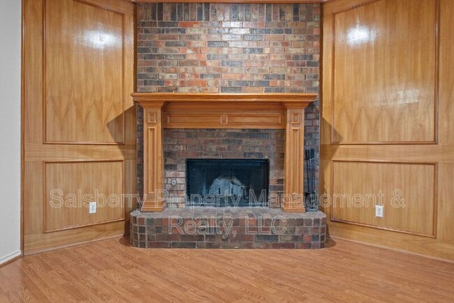 Building Photo - 1105 Hall Dr