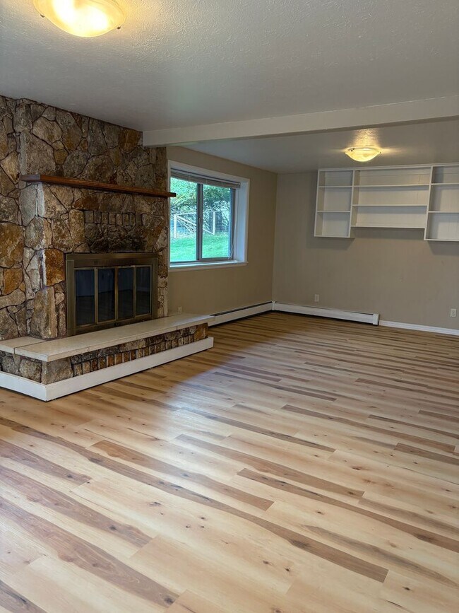 Building Photo - Stunning South Missoula Home with Views fo...