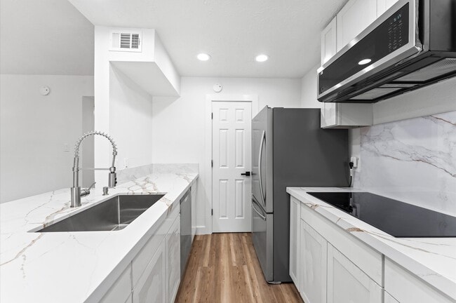 Building Photo - 17331 Red Oak Dr