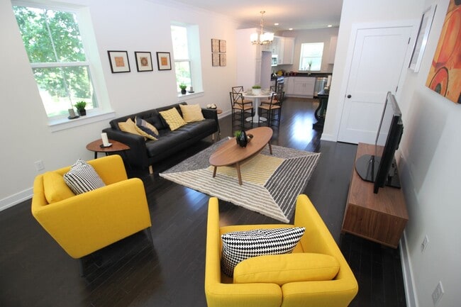 Building Photo - Lafayette Hill - 4 Bedroom 2.5 Bath Twin - HW - Granite - Great Location