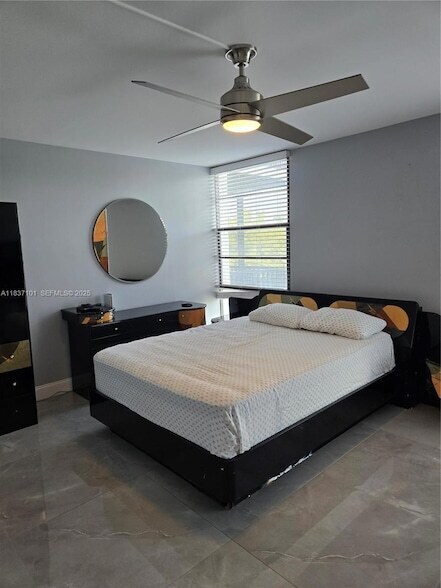 Building Photo - 3401 N Country Club Dr