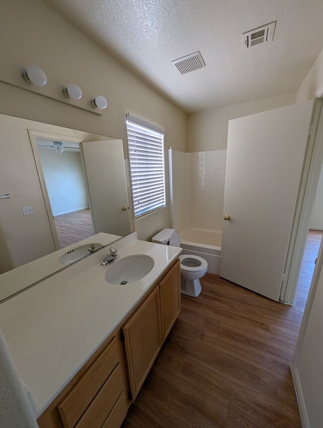 Building Photo - MOVE-IN READY 4BR/3BA SINGLE FAMILY HOME I...