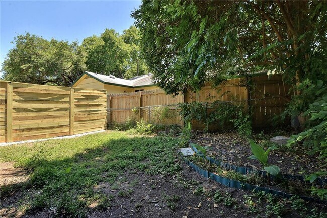 Building Photo - 1301 Thornridge Rd