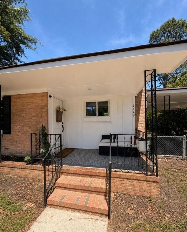 Building Photo - Available August 1! 4 Bedroom 2 Bathroom Ranch - Dogs Okay!
