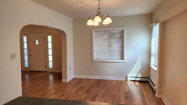 Building Photo - Move in Special! Large Beautiful South Hil...