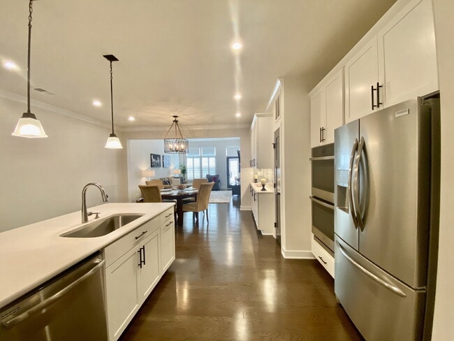 Building Photo - GORGEOUS TOWNHOME IN SOUTH PARK