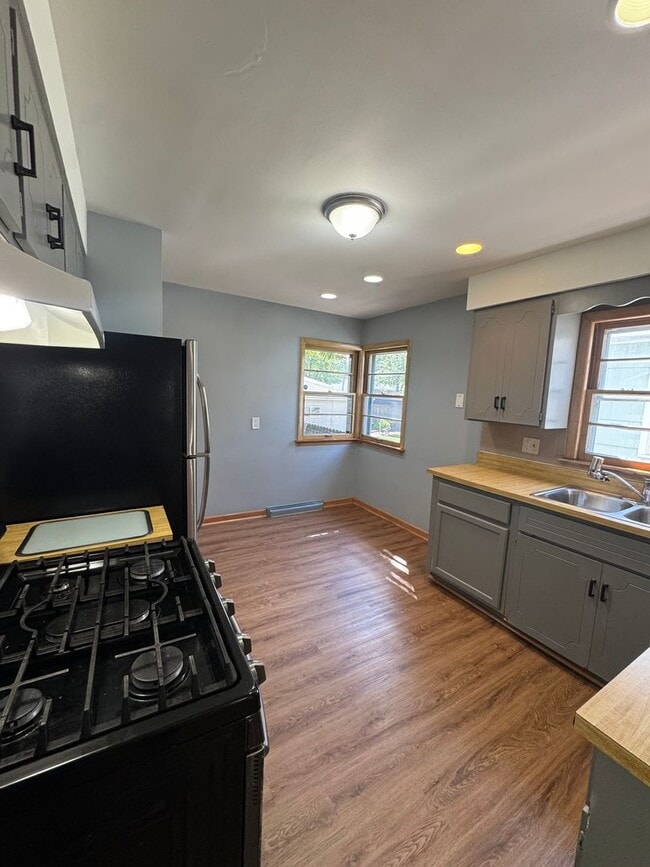 Building Photo - 3 bedroom, 2 bathrooms, 2 car garage-Ranch...
