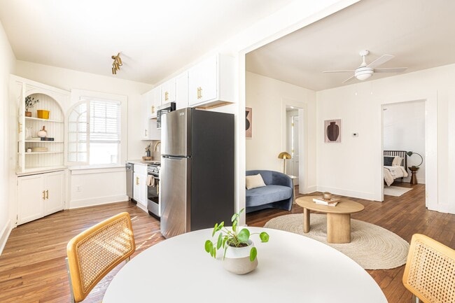 Interior Photo - 449 E. Ponce