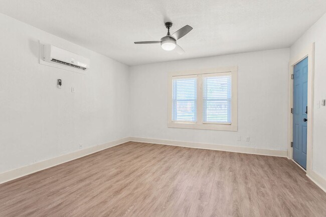 Building Photo - One Bedroom Boutique Apartment in the Plaza