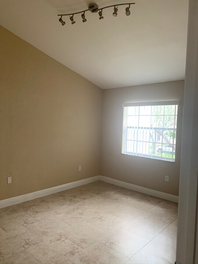Building Photo - 2841 N Oakland Forest Dr