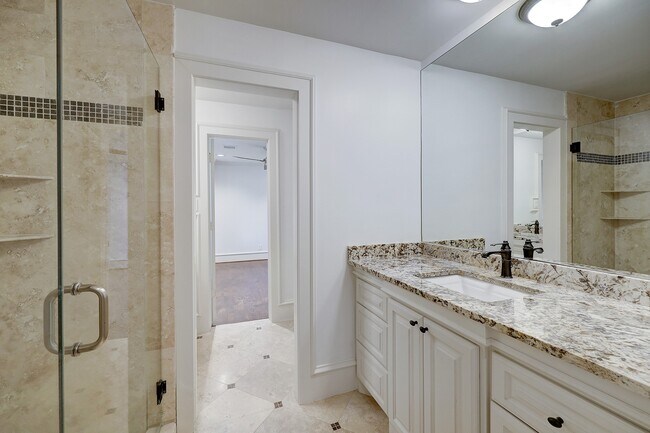 Building Photo - 14123 Carolcrest Cir