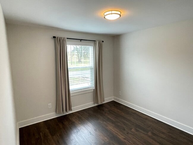 Building Photo - Off Stewart's Ferry Pk in Donelson with fe...