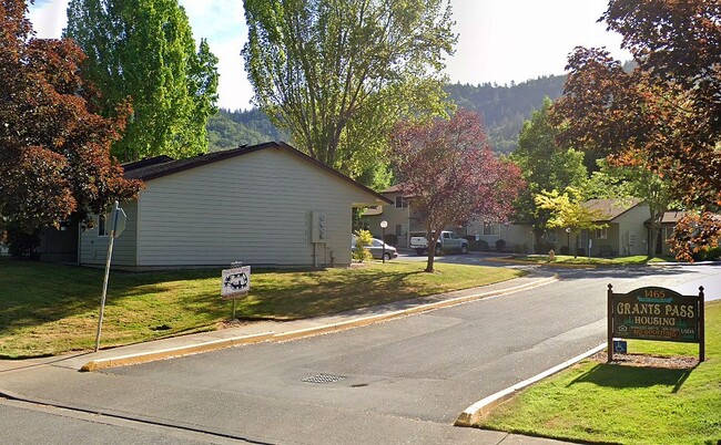 Building Photo - 1465 NE 10th St