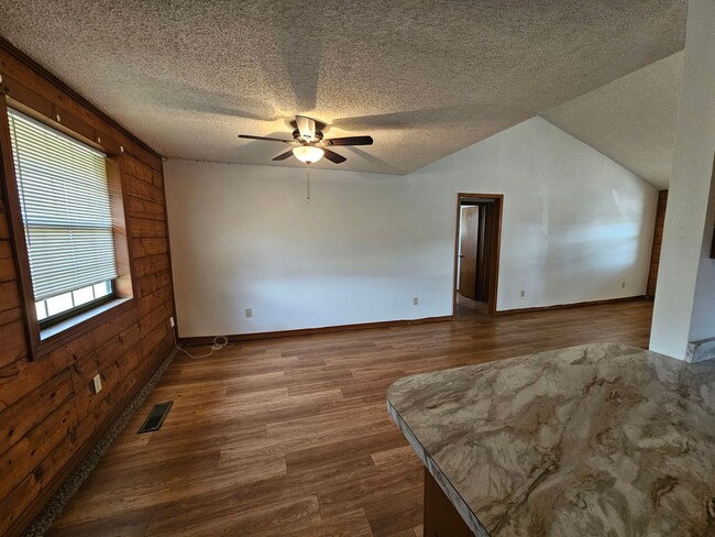 Building Photo - (2) Bed/(1) Bath Duplex in Noble Avail Ear...