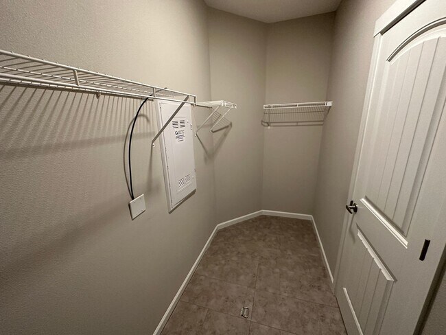 Building Photo - 553