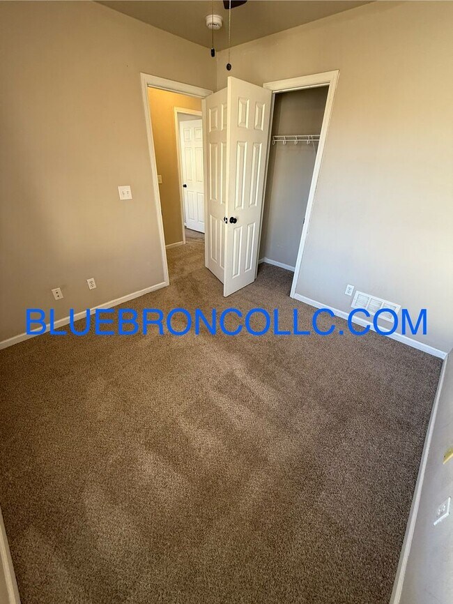 Building Photo - 117-121 SE Rock Garden Ln