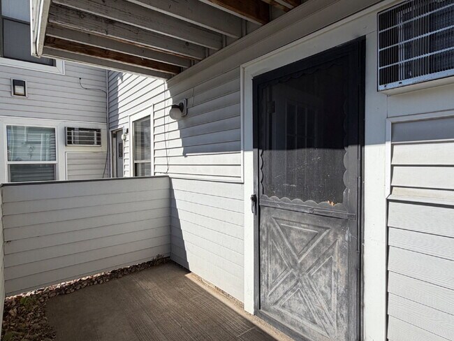 Building Photo - Ground Level 1 Bedroom/1 Bathroom Condo Located In Gated Oak Park Community! (Available Immediately)