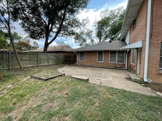 Building Photo - 1205 College Oaks Dr