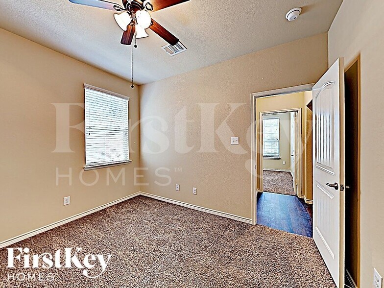 Building Photo - 561 Jamestown Ln