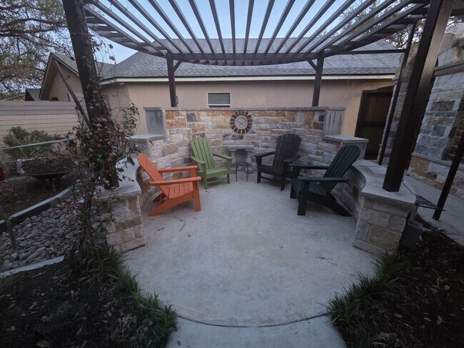 Building Photo - Custom built condo! Country Living! Offered unfurnished OR furnished!