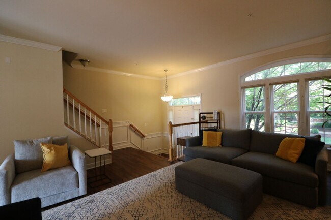 Building Photo - 308 Garden View Square