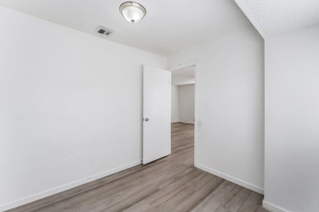 Building Photo - Upgraded 3 Bedroom Unit Near Air Force Base!