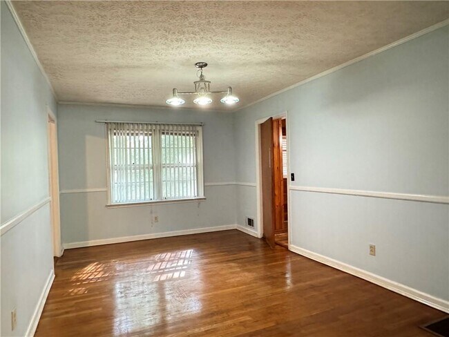 Building Photo - 222 Pineview Dr