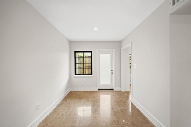 Building Photo - 520 Lovett Blvd