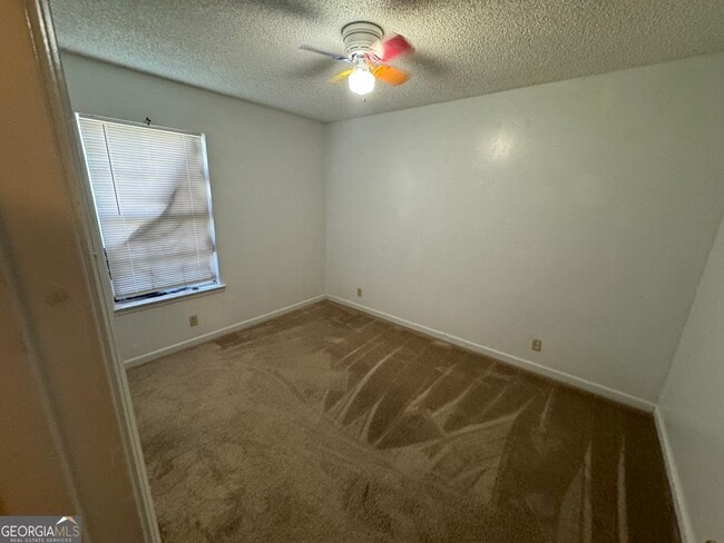 Building Photo - 205 Silver Fox Dr