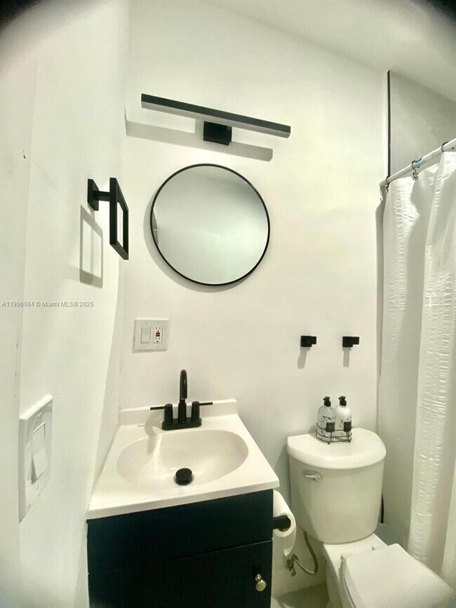 Building Photo - 413 NE 8th St