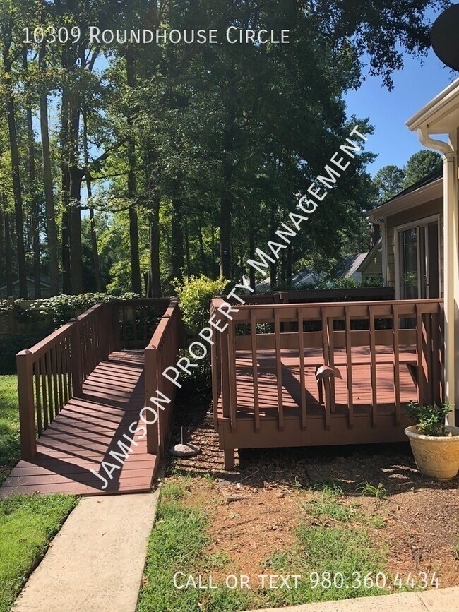 Building Photo - 10309 Roundhouse Cir