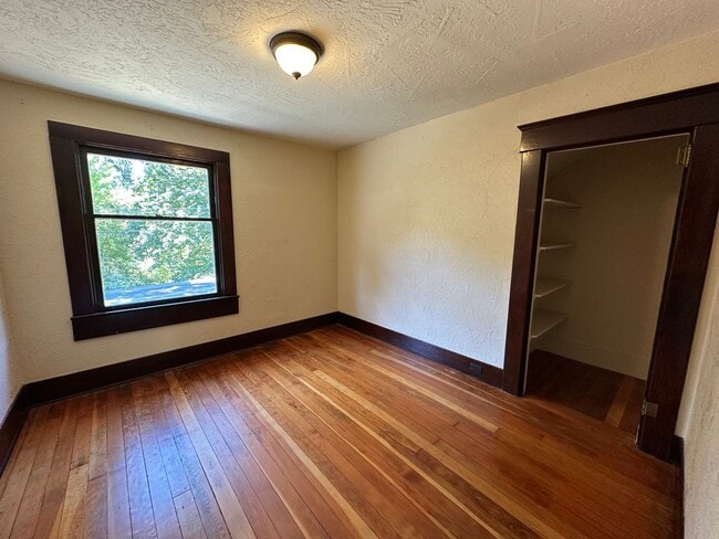 Building Photo - 4 Bedroom Home Just Outside Of Albany With Plenty Of Parking.