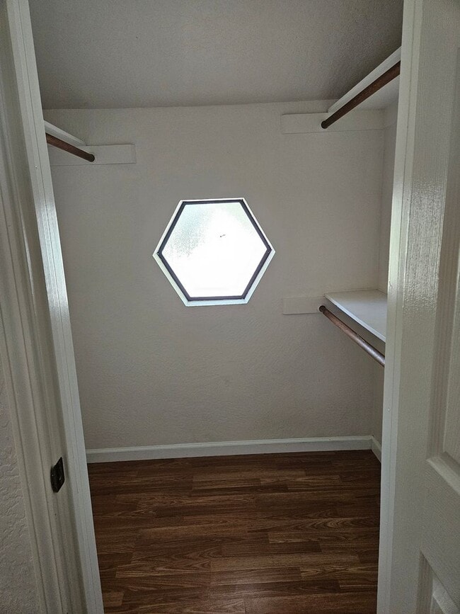 Building Photo - Turnkey Townhome