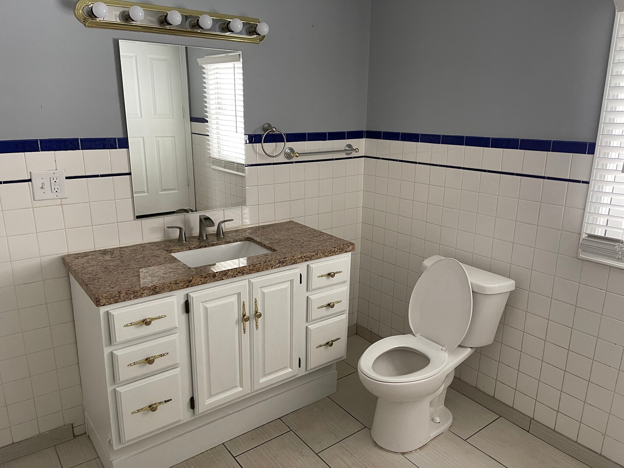 Building Photo - 1592 E 236th St